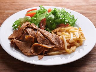 Duży kebab na talerzu