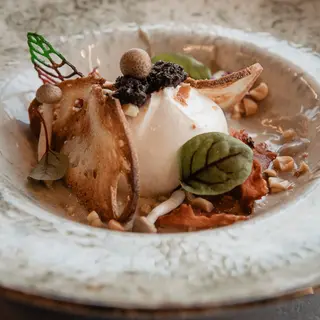 Burrata cu avocado și roșii cherry