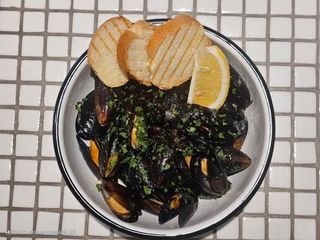 Мідії Чилі у винно-часниковому соусі з хрустким багетом (500/45g)