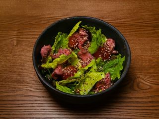 Салат з ростбіфом та попкорном з кіноа (220г)