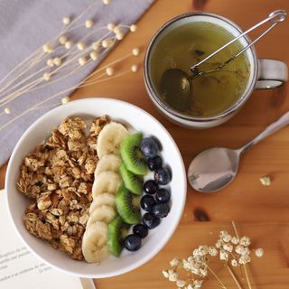 Taça de iogurte com granola e fruta