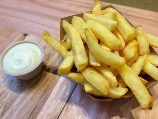 Ración De Patatas Fritas Con Salsa  Alioli