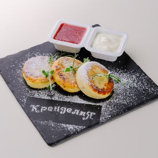 Сырники с клубничным конфи и ягодным муссом