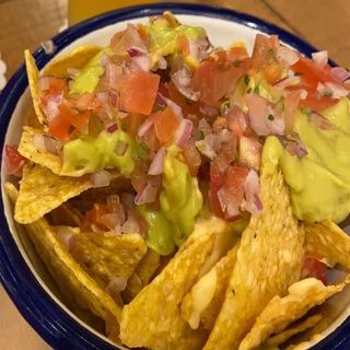 Nachos con queso y guacamole