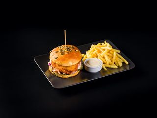 Crispy master burger si cartofi prajiti , sos maioneza