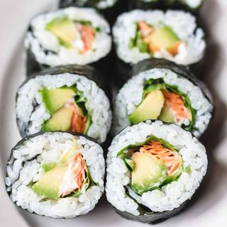 Futomaki De Aguacate Con Lechuga Y Zanahoria  (6pzs.)
