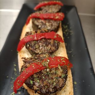 Tosta De Morcilla Con Pimientos