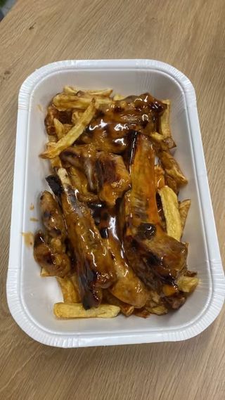 Медени ребърца в сладко чили и пържени картофки (500г)