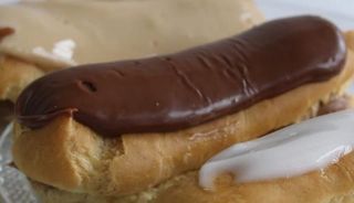Eclair Relleno De Crema De Chocolate