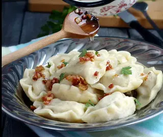 Pierogi litewskie okraszone chrupiącą kiełbaską 7szt.