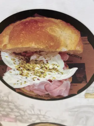 Panino mortadella, burrata e granella di pistacchio