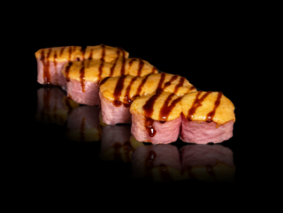 Теплий запечений рол з лососем