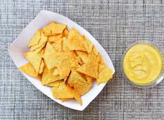 Начос с чедър сос (300г)