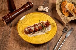 Muşchiuleţ învelit în bacon cu sos de ciuperci