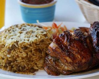 Pollo Con Lentejas Negras