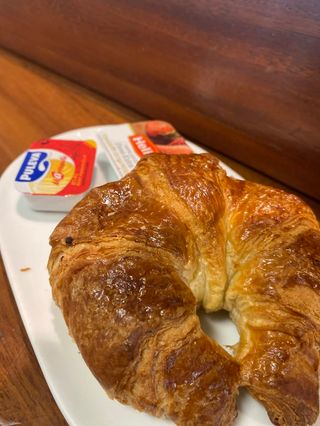 Croissant Mantequilla Y Mermelada