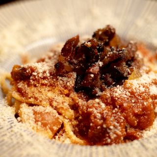 Linguini alla amatriciana con guanciale crujiente. 