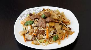 Tallarines de arroz con ternera