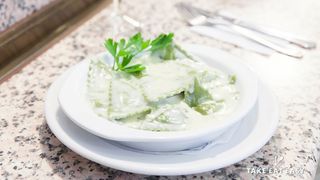 Panzerotti de requesón y espinacas con salsa Gorgonzola