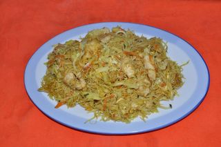 64. Пържени оризови спагети с пиле и къри (600г)