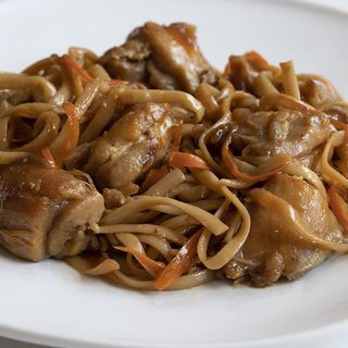 Tallarines con pollo y salsa de soja