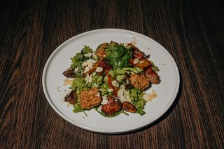 Салат з курячою печінкою фламбе