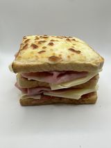 Sándwich De Mantequilla, Jamón York Y Queso Gratinado Con Bechamel