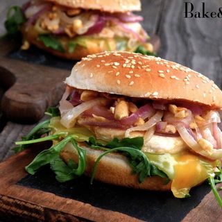 Cheesburger,bułka,1 mięso,ser,pomidor,ogórek,sałata lodowa,sos