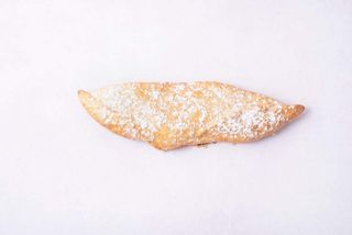 Bułka w cieście francuskim serek, czarna porzeczka