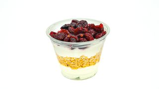 Със сушени червени боровинки, овесени ядки и мед 