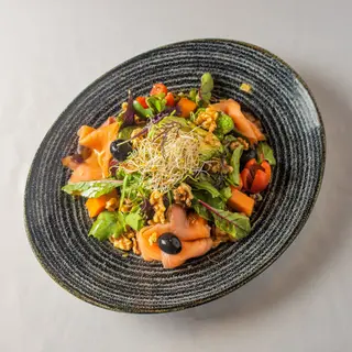 Ensalada De Salmón Ahumado Con Papaya Y Aguacate Con Nueces
