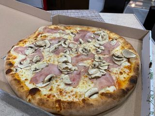 Pizza prosciutto funghi 