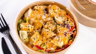 ქათამი გრილზე, ბოსტნეულით, ბრინჯით და იაპონური ჩილის სოუსით