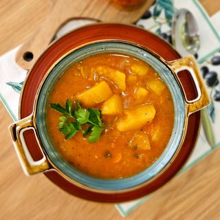 Dnevni meni Paprikaš sa piletinom 500gr, kupus salata 150g, hleb