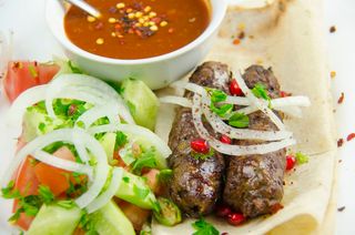 საქონლის ქაბაბი კიტრთან და პამიდორთან