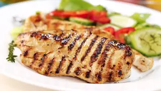 Piept de pui cu legume la gratar