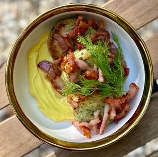 Сирники шпинатні з беконом та сирним соусом (220г)