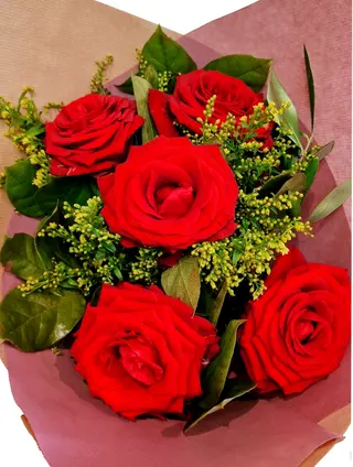 Bouquet – 5 Rosas Vermelhas e Solidago