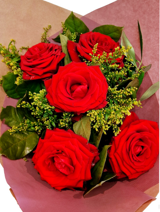 Bouquet – 5 Rosas Vermelhas e Solidago