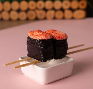 Гункан с лососем (100г)