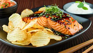 Somon Teriyaki cu cartofi chips