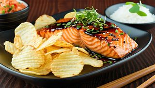 Somon Teriyaki cu cartofi chips