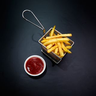 Картофель фри с кетчупом