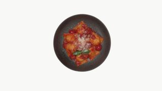 Raviolis de fromages sauce tomate, tomat cerise, basilic et parmesan 