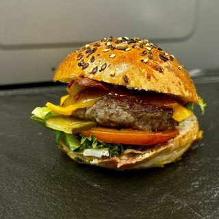 Mini classic burger, cartofi prajiti, sos bbq
