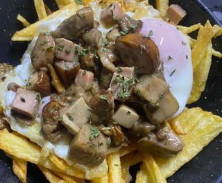 Huevos Rotos Con Patatas, Salteado De Boletus Y Foie