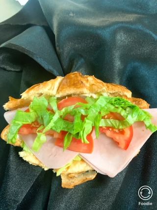 Croissant cu crema de branza si sunca de praga   