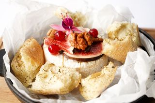 Камамбер запечений