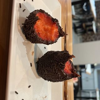 Coxinha de brigadeiro e morango