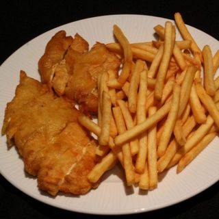 Pollo Empanado con Patatas Fritas